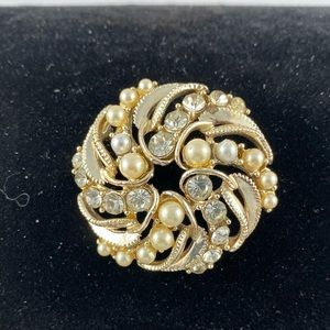 Vintage gold tone brooch with clear rhinestones and pearls